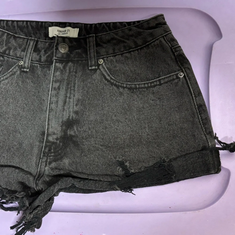 Forever21 distressed Jean shorts excellent condition size 27 nwot
